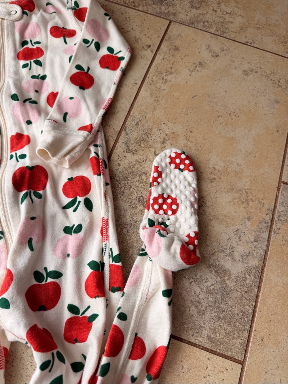 Hanna Andersson 3T Apple Print Organic Cotton Footed Sleeper Pajamas - Picture 3 of 6